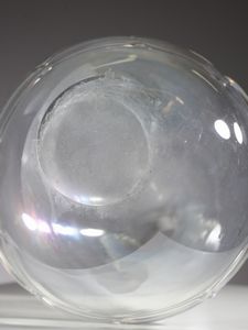 L. ZANETTI : Grande vaso a collo allungato decorato con morise e fili di vetro orizzontali, Murano .  - Asta Asta 503 | DESIGN E ARTI DECORATIVE DEL NOVECENTO Virtuale - Associazione Nazionale - Case d'Asta italiane