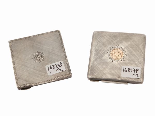 Due vanity set in argento satinato  - Asta Due case fiorentine - Associazione Nazionale - Case d'Asta italiane