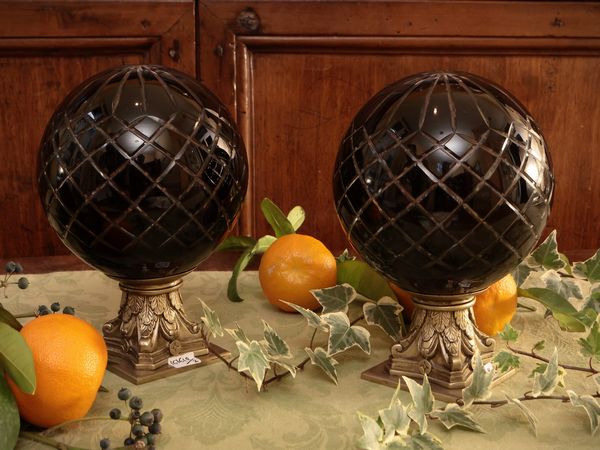 Coppia di sfere decorative in cristallo doppio  - Asta Due case fiorentine - Associazione Nazionale - Case d'Asta italiane