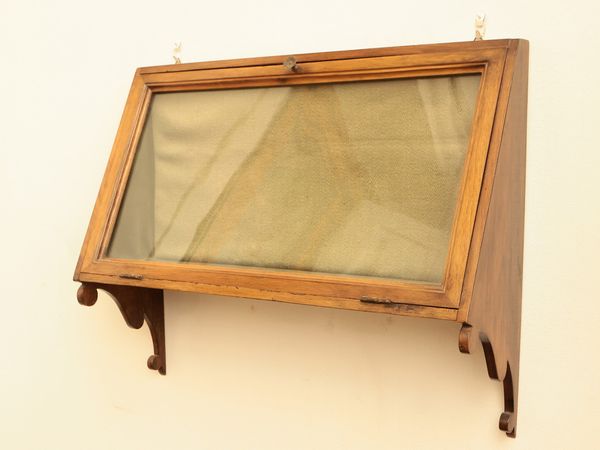 Piccola teca pensile per collezioni in noce  - Asta Due case fiorentine - Associazione Nazionale - Case d'Asta italiane