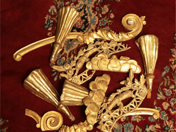 Miscellanea di frammenti in legno intagliato e dorato  - Asta Due case fiorentine - Associazione Nazionale - Case d'Asta italiane
