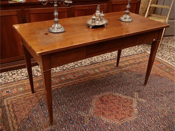 Tavolo scrittoio in noce  - Asta Due case fiorentine - Associazione Nazionale - Case d'Asta italiane