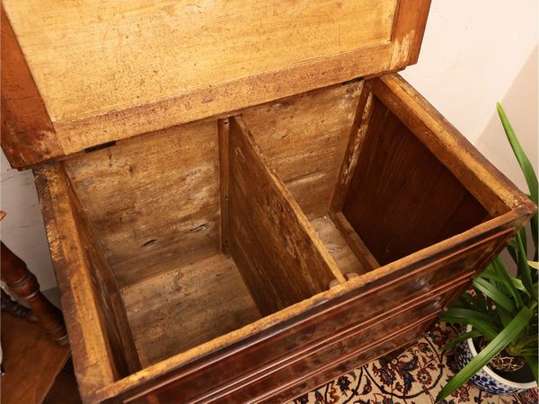 Piccolo mobile portalegna impiallacciato in piuma di mogano  - Asta Due case fiorentine - Associazione Nazionale - Case d'Asta italiane