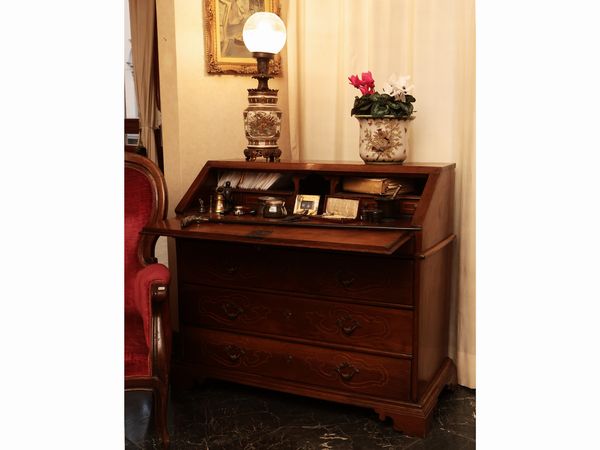 Cassettone a ribalta in noce  - Asta Due case fiorentine - Associazione Nazionale - Case d'Asta italiane