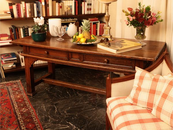 Tavolo da biblioteca in noce  - Asta Due case fiorentine - Associazione Nazionale - Case d'Asta italiane