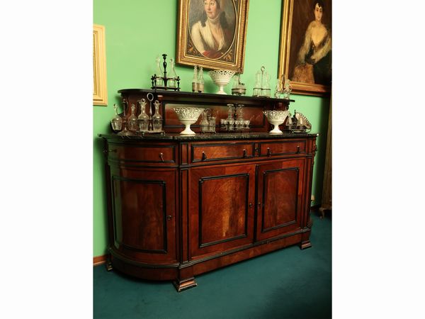 Credenza con alzata impiallacciata in noce e piuma di noce  - Asta Due case fiorentine - Associazione Nazionale - Case d'Asta italiane