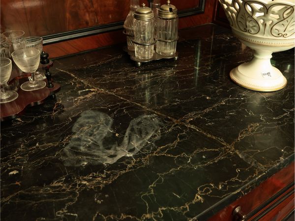 Credenza con alzata impiallacciata in noce e piuma di noce  - Asta Due case fiorentine - Associazione Nazionale - Case d'Asta italiane