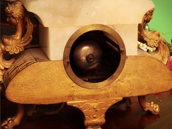 Orologio da tavolo in metallo dorato e onice  - Asta Due case fiorentine - Associazione Nazionale - Case d'Asta italiane