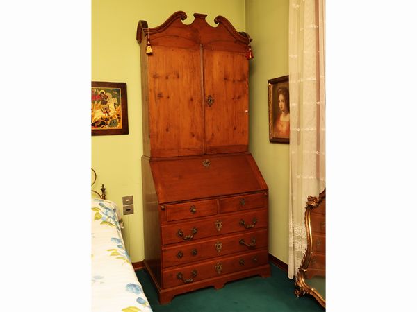 Scrivania a ribalta con alzata in legno tenero  - Asta Due case fiorentine - Associazione Nazionale - Case d'Asta italiane