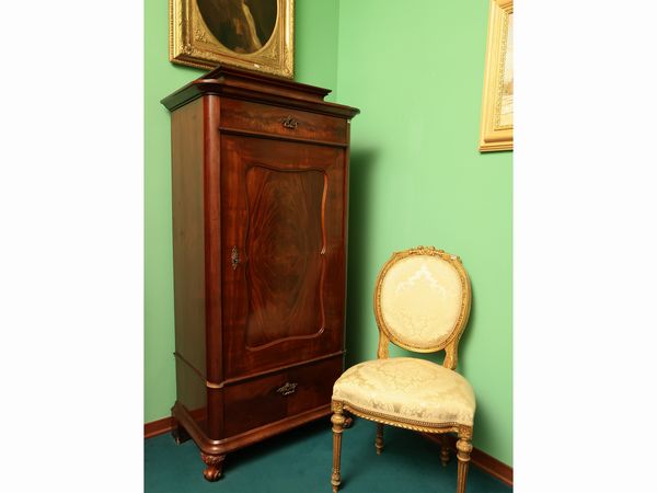 Stipo Biedermeier a colonna impiallacciato in mogano e piuma di mogano  - Asta Due case fiorentine - Associazione Nazionale - Case d'Asta italiane