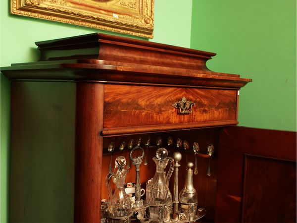 Stipo Biedermeier a colonna impiallacciato in mogano e piuma di mogano  - Asta Due case fiorentine - Associazione Nazionale - Case d'Asta italiane