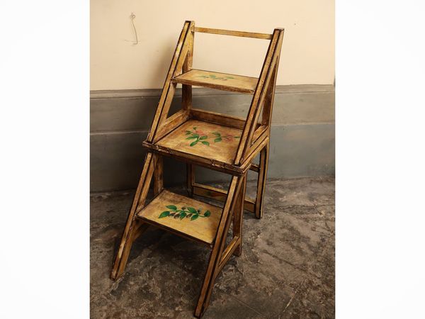 Sedia scaletta rustica da biblioteca in legno laccato  - Asta Due case fiorentine - Associazione Nazionale - Case d'Asta italiane