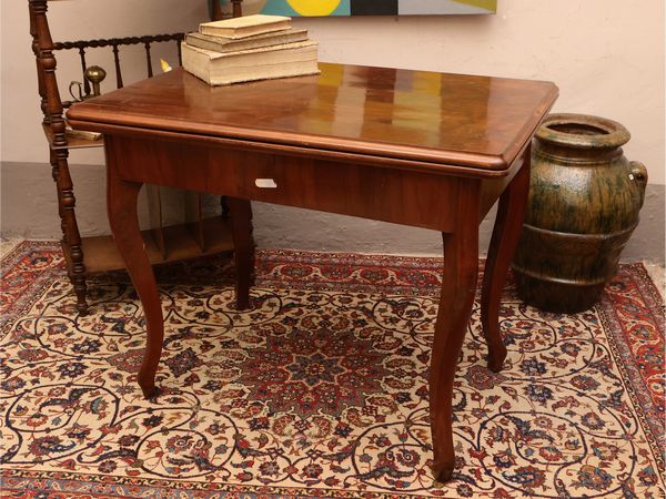 Tavolo a libro in noce e piuma di noce  - Asta Due case fiorentine - Associazione Nazionale - Case d'Asta italiane