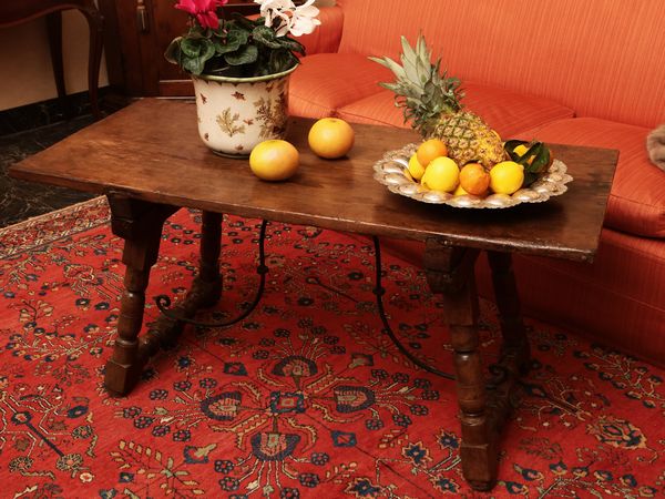 Tavolino basso da salotto in noce  - Asta Due case fiorentine - Associazione Nazionale - Case d'Asta italiane