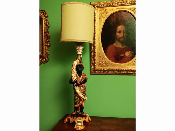 Coppia di moretti portalampada in ceramica policroma  - Asta Due case fiorentine - Associazione Nazionale - Case d'Asta italiane