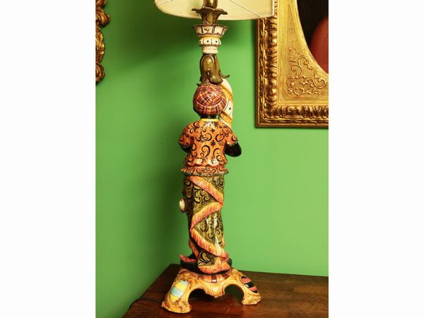 Coppia di moretti portalampada in ceramica policroma  - Asta Due case fiorentine - Associazione Nazionale - Case d'Asta italiane