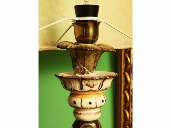 Coppia di moretti portalampada in ceramica policroma  - Asta Due case fiorentine - Associazione Nazionale - Case d'Asta italiane