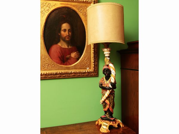 Coppia di moretti portalampada in ceramica policroma  - Asta Due case fiorentine - Associazione Nazionale - Case d'Asta italiane