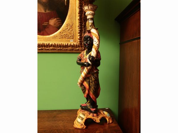 Coppia di moretti portalampada in ceramica policroma  - Asta Due case fiorentine - Associazione Nazionale - Case d'Asta italiane