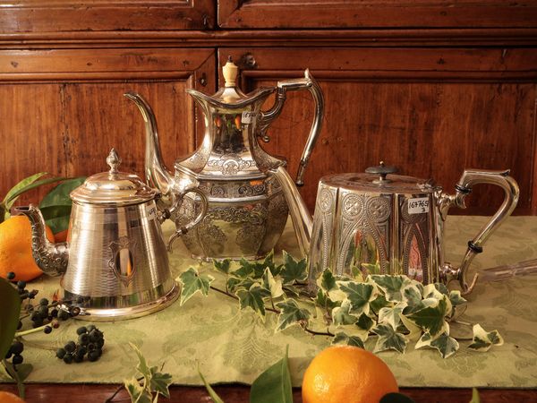 Tre teiere da collezione in metallo argentato  - Asta Due case fiorentine - Associazione Nazionale - Case d'Asta italiane