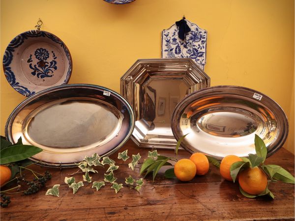 Tre vassoi  da portata in metallo argentato  - Asta Due case fiorentine - Associazione Nazionale - Case d'Asta italiane