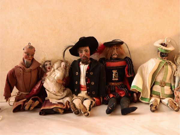 Gruppo di nove marionette in legno dipinto  - Asta Due case fiorentine - Associazione Nazionale - Case d'Asta italiane