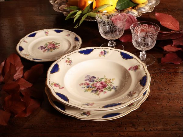 Servizio di piatti in porcellana tedesca  - Asta Due case fiorentine - Associazione Nazionale - Case d'Asta italiane