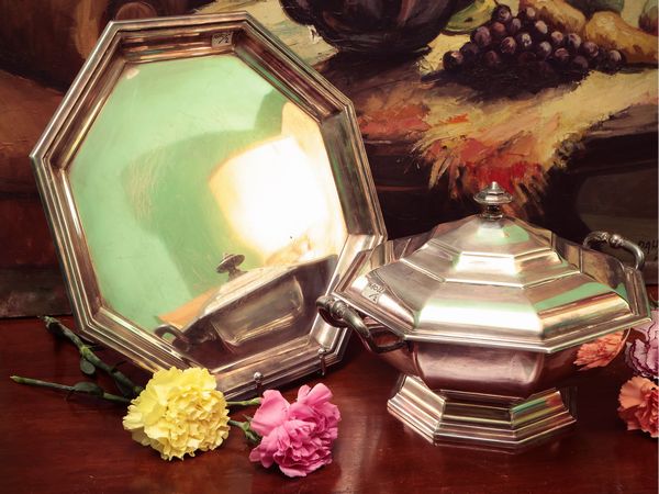 Grande zuppiera centrotavola in metallo argentato di gusto moderno  - Asta Due case fiorentine - Associazione Nazionale - Case d'Asta italiane