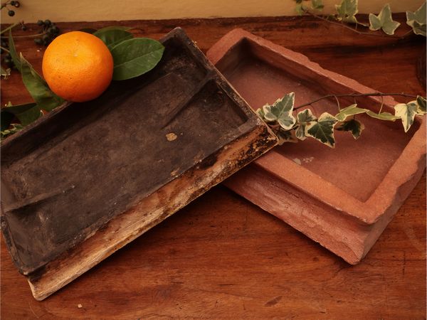 Due placche da stufa in maiolica  - Asta Due case fiorentine - Associazione Nazionale - Case d'Asta italiane