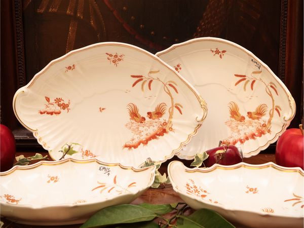 Serie di quattro vassoi in porcellana, Galetti rossi, Richard Ginori  - Asta Due case fiorentine - Associazione Nazionale - Case d'Asta italiane