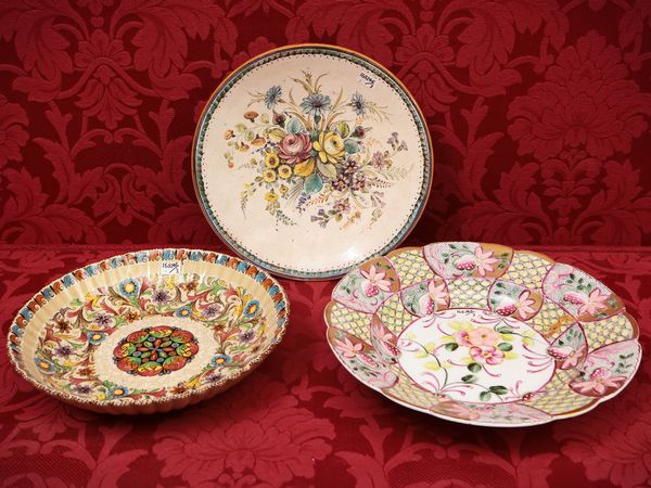 Tre piatti da parata in porcellana  - Asta Due case fiorentine - Associazione Nazionale - Case d'Asta italiane