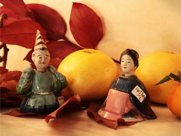 Coppia di piccoli Magot in biscuit policromo  - Asta Due case fiorentine - Associazione Nazionale - Case d'Asta italiane