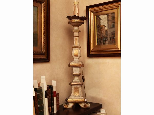 Coppia di torciere in legno laccato e lumeggiato in oro  - Asta Due case fiorentine - Associazione Nazionale - Case d'Asta italiane