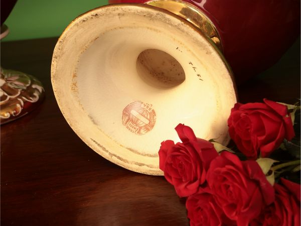 Coppia di vasi ad anfora in porcellana  - Asta Due case fiorentine - Associazione Nazionale - Case d'Asta italiane