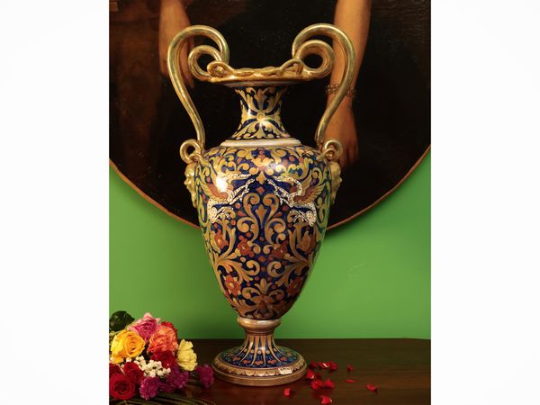 Grande vaso ad anfora in terracotta smaltata a lustro, Gualdo Tadino  - Asta Due case fiorentine - Associazione Nazionale - Case d'Asta italiane