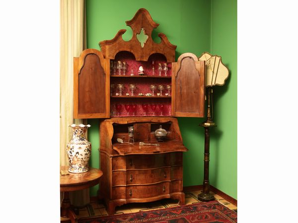 Piccolo trumeau impiallacciato in noce e radica di noce  - Asta Due case fiorentine - Associazione Nazionale - Case d'Asta italiane