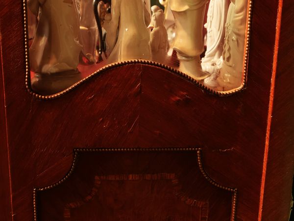 Vetrinetta per collezioni impiallacciata in legno di rosa  - Asta Due case fiorentine - Associazione Nazionale - Case d'Asta italiane