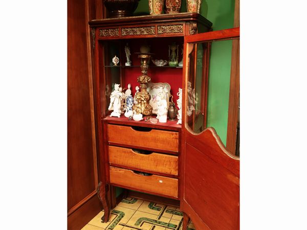 Vetrinetta per collezioni impiallacciata in legno di rosa  - Asta Due case fiorentine - Associazione Nazionale - Case d'Asta italiane