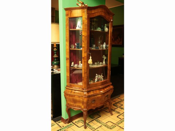 Vetrinetta per collezioni impiallacciata in noce e piuma di noce  - Asta Due case fiorentine - Associazione Nazionale - Case d'Asta italiane