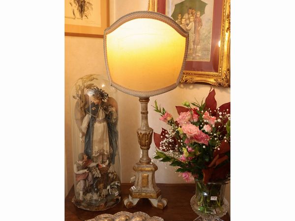 Torciera in legno laccato verde acqua e lumeggiato in oro  - Asta Due case fiorentine - Associazione Nazionale - Case d'Asta italiane