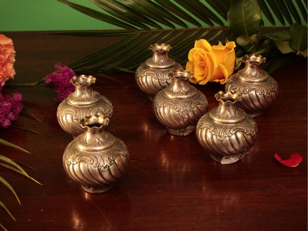 Serie di sei piccoli vasi segnaposto in argento  - Asta Due case fiorentine - Associazione Nazionale - Case d'Asta italiane