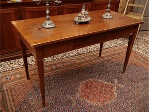 Tavolo scrittoio in noce  - Asta Due case fiorentine - Associazione Nazionale - Case d'Asta italiane