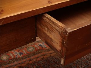 Tavolo scrittoio in noce  - Asta Due case fiorentine - Associazione Nazionale - Case d'Asta italiane