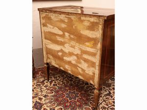 Piccolo mobile portalegna impiallacciato in piuma di mogano  - Asta Due case fiorentine - Associazione Nazionale - Case d'Asta italiane