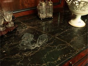 Credenza con alzata impiallacciata in noce e piuma di noce  - Asta Due case fiorentine - Associazione Nazionale - Case d'Asta italiane