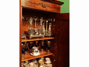 Stipo Biedermeier a colonna impiallacciato in mogano e piuma di mogano  - Asta Due case fiorentine - Associazione Nazionale - Case d'Asta italiane