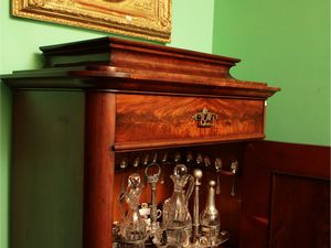 Stipo Biedermeier a colonna impiallacciato in mogano e piuma di mogano  - Asta Due case fiorentine - Associazione Nazionale - Case d'Asta italiane