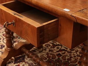 Tavoliono da lavoro a bandelle in noce  - Asta Due case fiorentine - Associazione Nazionale - Case d'Asta italiane