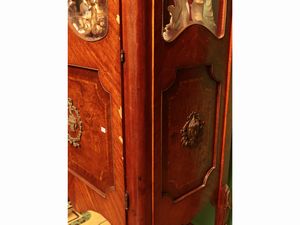 Vetrinetta per collezioni impiallacciata in legno di rosa  - Asta Due case fiorentine - Associazione Nazionale - Case d'Asta italiane