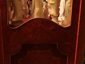 Vetrinetta per collezioni impiallacciata in legno di rosa  - Asta Due case fiorentine - Associazione Nazionale - Case d'Asta italiane